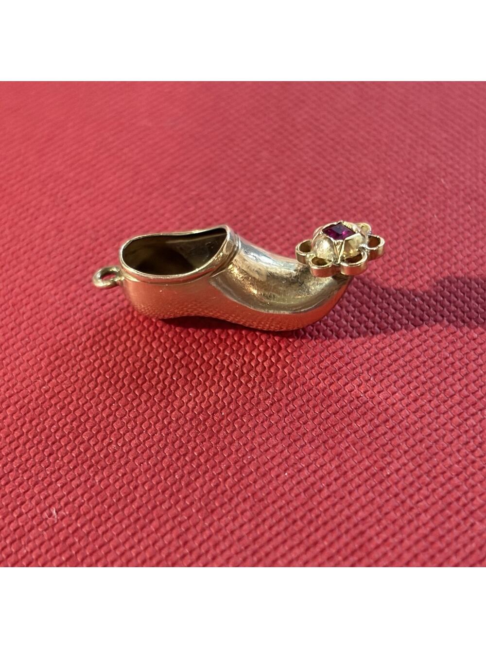 Vintage 14K Solid Yellow Gold Arabian Slipper Charm Ruby Stone 1.7 Grams